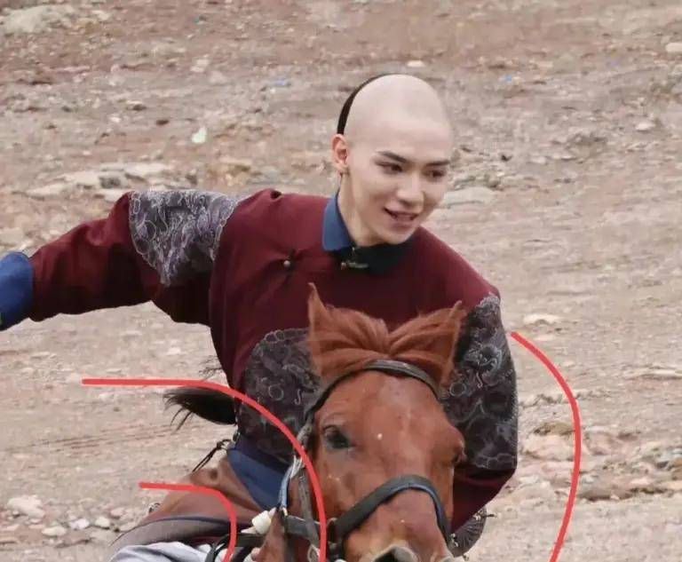 Doinb回归赛场，突破纪录首场状态亮眼，老鹰观众沸腾！